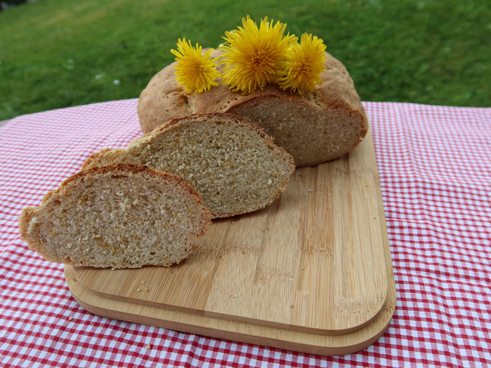 Le pain de pissenlit égaie les tables à l’heure de l’apéritif, pouvant servir de base pour des tartines. ©Isabelle Corbex / ATMB