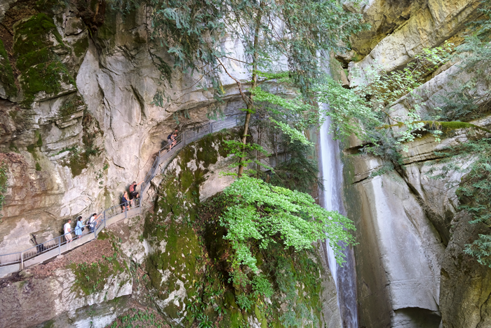 Randonnée à la cascade d'Angon et au pont des fées ©Julien Dorol