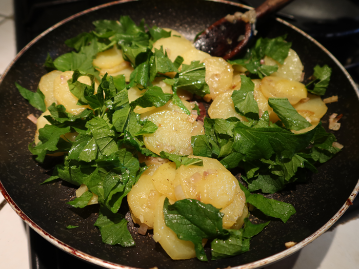 Les jeunes feuiles du chénopode bon-henri révèlent tout leur finesse, cuisinées en tortilla. ©Isabelle Corbex / ATMB